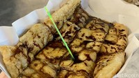 Jangan lupa cicip “Roti” dikenal juga dengan sebutan pancake pisang ala Thailand yang legit manis. Harganya 90 Baht per porsi (Rp 40.600). Foto: Detikcom / Sonia Permata