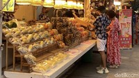 Selain aneka makanan, Jodd Fairs juga jadi tempat berburu buah durian aneka jenis. Dari durian Mon Thong hingga Musang King. Foto: Detikcom / Sonia Permata
