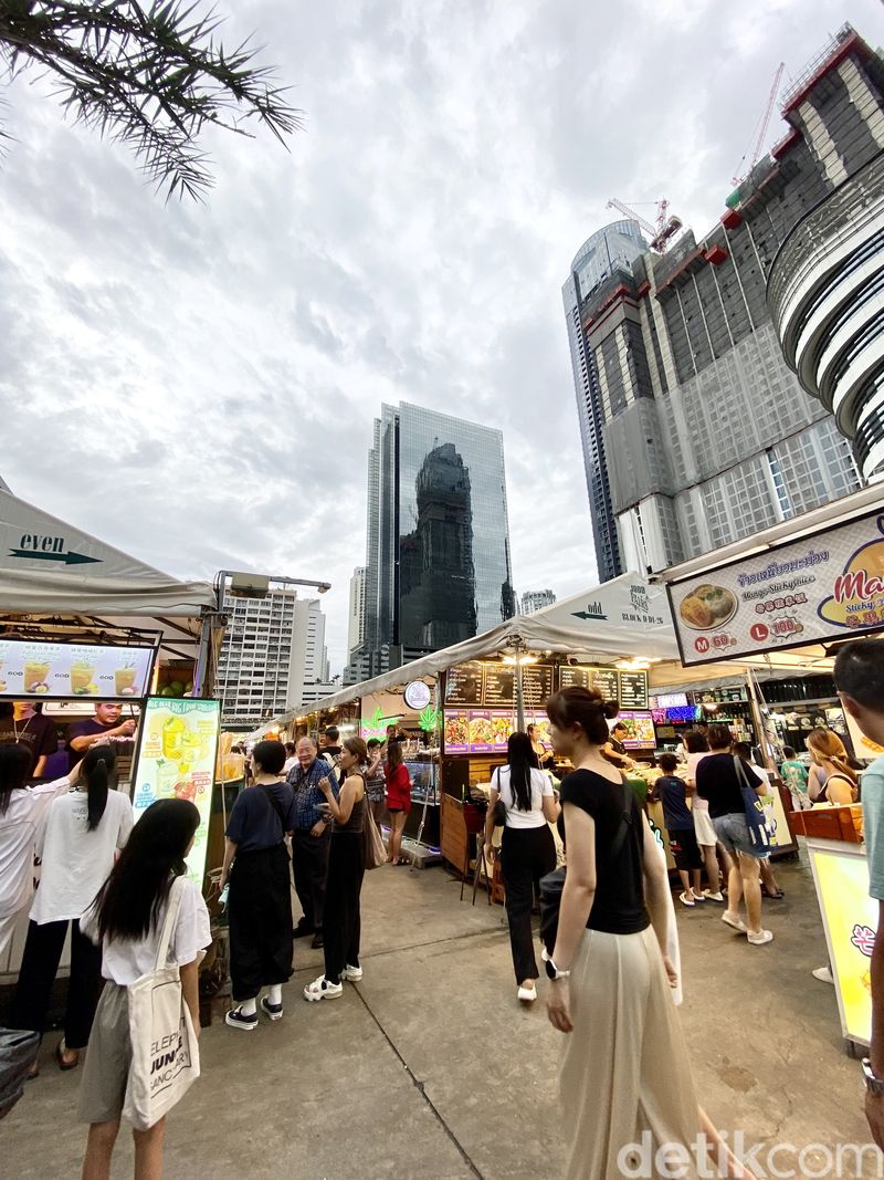 Kulineran di Pasar Malam 'Jodd Fairs' yang Paling Viral di Bangkok