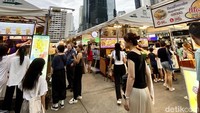 Bagi yang suka berlibur ke Bangkok, pasti sudah tak asing dengan pasar malam kekinian yang satu ini. Jodd Fairs merupakan pusat kulineran kaki lima yang viral di Thailand. Foto: Detikcom / Sonia Permata