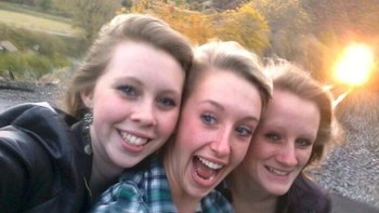 Mereka semua terlihat begitu riang tanpa menyadari kereta di belakang mereka. Foto: dok Bored Panda