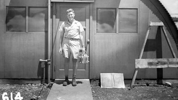 Ini adalah fisikawan Harold Agnew memegang inti nuklir bom atom Fat Man, yang dijatuhkan di Nagasaki pada tahun 1945. Foto: dok Bored Panda