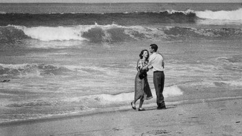 Sepintas, foto ini mungkin terlihat romantis. Lagi pula, itu menunjukkan pasangan di pantai berangin. Tapi lihat lebih dekat, dan ekspresi putus asa wanita itu mengatakan itu semua. Tepat sebelum fotografer John L. Gaunt mengambil gambar, putra pasangan itu yang berusia 19 bulan sedang bermain dengan gembira di halaman mereka. Tapi dia mengembara dan menghilang ke dalam ombak. Pasangan itu berdiri di pantai menyadari bahwa putra mereka telah pergi. Foto ini benar-benar memenangkan Penghargaan Pulitzer tahun 1955. Mengingat latar belakangnya, ini adalah bidikan tragedi tiba-tiba dan tak terduga yang menghantui. Foto: Reddit