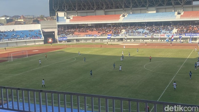 Laga uji coba PSIM Jogja vs PSPS Pekanbaru di Stadion Mandaa Krida, Jogja, Minggu (18/9/2024).