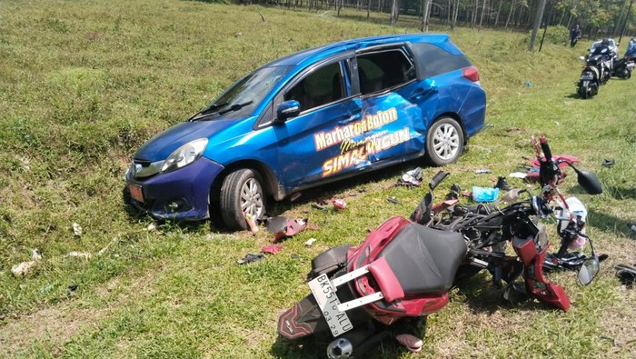 Laka lantas antara Mobilio dan mobil polisi di Simalungun. (Istimewa)