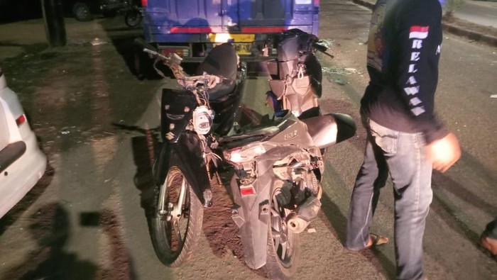 Laka lantas yang melibatkan 3 motor terjadi di Kertapati, Palembang, Sumsel. 1 pelajar meninggal dunia.