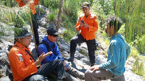 Tim SAR saat menemukan Jonathan di Gunung Agung, Karangasem, Bali, Minggu (18/8/2024). (dok. Basarnas Karangasem)