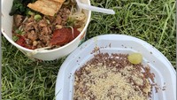 Sebagai bagian dari perayaan, KBRI Tripoli juga menyajikan berbagai hidangan khas Indonesia, seperti bakso, mie ayam, siomay, cilok, cireng dan kue pancong, yang disiapkan khusus oleh mahasiswa Indonesia di Kulliyah Dakwah Islamiyah, Tripoli untuk menyemarakkan suasana. Foto: (Wahid Elakbar/PPI Dunia Libya)