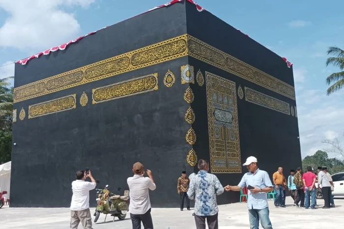 Masjid Berbentuk Kabah di Sumbar