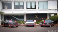 Sebanyak 3 mobil yang pernah digunakan Presiden RI dipajang di area Istana Negara, Jakarta, Sabtu (17/8/2024).