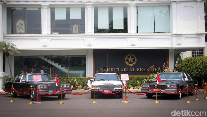 Melihat 3 Mobil Antik Bekas Presiden di Istana, Masih Mulus Sebanyak 3 mobil yang pernah digunakan Presiden RI dipajang di area Istana Negara, Jakarta, Sabtu (17/8/2024).