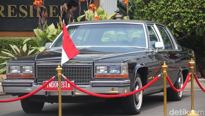 Sebanyak 3 mobil yang pernah digunakan Presiden RI dipajang di area Istana Negara, Jakarta, Sabtu (17/8/2024).