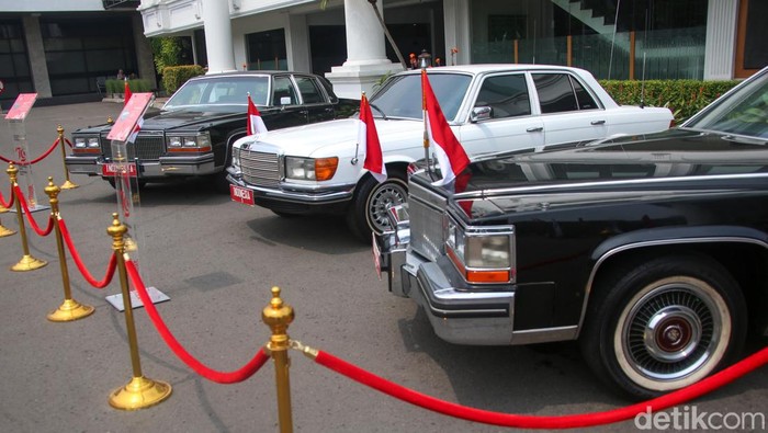 Melihat 3 Mobil Antik Bekas Presiden di Istana, Masih Mulus Sebanyak 3 mobil yang pernah digunakan Presiden RI dipajang di area Istana Negara, Jakarta, Sabtu (17/8/2024).