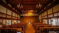 Di kawasan tersebut terdapat kapel dengan gaya arsitektur kayu khas Jepang.