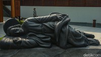 Pada sisi kiri kapel, ada patung Santo Yosef tidur. Pengunjung bisa menitipkan doa pada lubang di bagian bawah patung. Itu terinspirasi oleh yang kerap dilakukan Paus Fransiskus.