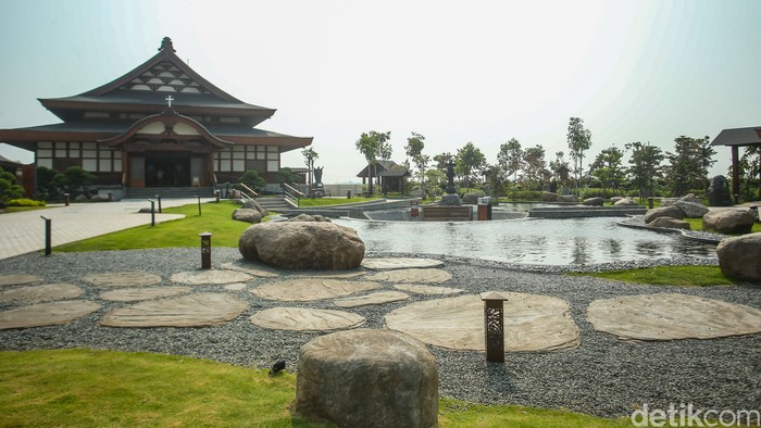 Melihat Taman Bernuansa Jepang yang Hidden Gem di PIK 2 Pengunjung beraktivitas di Taman Doa Our Lady of Akita, PIK 2, Banten, Kamis (15/8/2024).