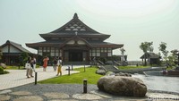 Toko suvenir dan kapel buka setiap hari pukul 10.00-20.00 WIB. Sedangkan untuk kawasan Taman Doa Our Lady of Akita tersebut terbuka untuk umum selama 24 jam.