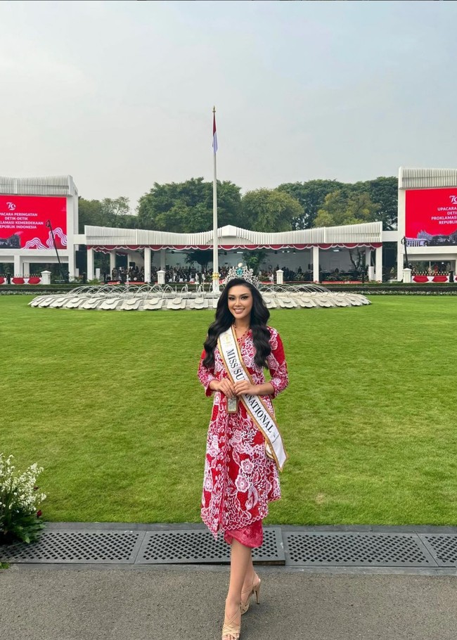 Kebaya dengan aksen bordir bentuk bunga memiliki panjang hingga bawah lutut yang dipadukan dengan kain batik bernuansa senada, yakni merah-putih. Foto: Instagram/@harashtata @officialputeriindonesia