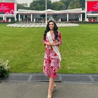 Kebaya dengan aksen bordir bentuk bunga memiliki panjang hingga bawah lutut yang dipadukan dengan kain batik bernuansa senada, yakni merah-putih. Foto: Instagram/@harashtata @officialputeriindonesia