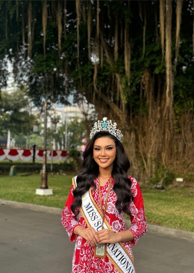 Kebaya merah-putih datang dari koleksi spesial Roemah Kebaya Vielga yang bertema Parade Merah Putih. Foto: Instagram/@harashtata @officialputeriindonesia