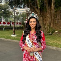 Kebaya merah-putih datang dari koleksi spesial Roemah Kebaya Vielga yang bertema Parade Merah Putih. Foto: Instagram/@harashtata @officialputeriindonesia