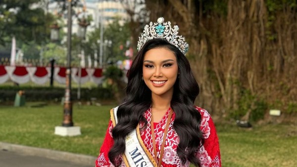 7 Gaya Miss Supranational 2024 Harashta Berbalut Kebaya Merah-Putih