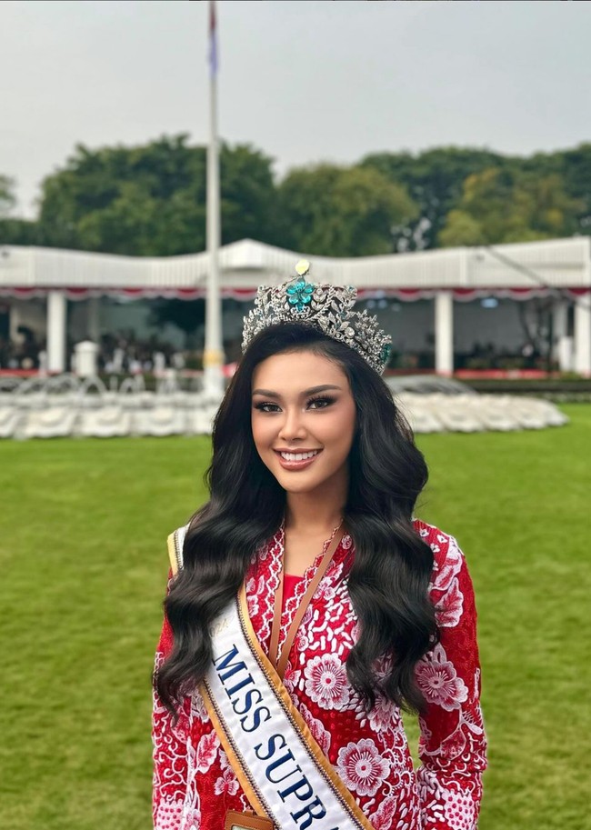 Dalam koleksi tersebut, dikatakan bahwa kebaya merah dan putih merupakan simbol cinta dan kebanggaan. Foto: Instagram/@harashtata @officialputeriindonesia