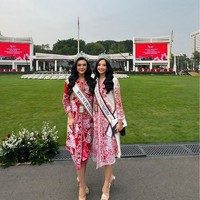 Harashta tampak berpose dengan Puteri Indonesia Lingkungan 2024 Sophie Kirana, yang juga memakai busana dari Roemah Kebaya Vielga. Foto: Instagram/@harashtata @officialputeriindonesia