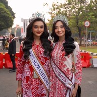 Keduanya tampil kompak dengan tatanan rambut bergelombang serta tiara kebanggaan mereka. Foto: Instagram/@harashtata @officialputeriindonesia