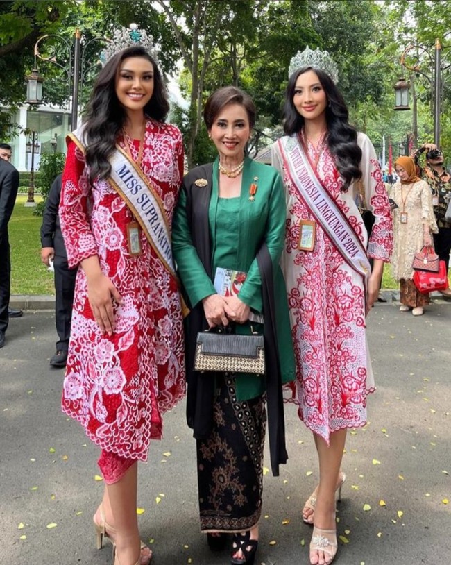 Dua ratu kecantikan ini juga menyempatkan foto bersama Putri Kuswisnu Wardani, Ketua Penasihat Yayasan Puteri Indonesia, yang mengenakan kebaya kutubaru warna hijau dipadu kain batik. Foto: Instagram/@harashtata @officialputeriindonesia