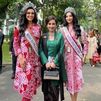 Dua ratu kecantikan ini juga menyempatkan foto bersama Putri Kuswisnu Wardani, Ketua Penasihat Yayasan Puteri Indonesia, yang mengenakan kebaya kutubaru warna hijau dipadu kain batik. Foto: Instagram/@harashtata @officialputeriindonesia