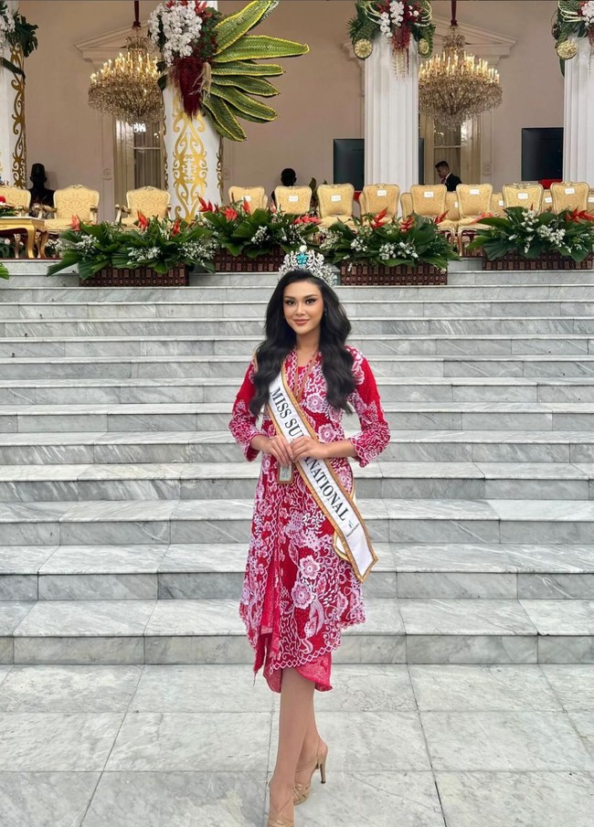 Harashta, atau yang akrab disapa Tata, mengenakan kebaya merah-putih dari koleksi Roemah Kebaya Vielga saat mengikuti perayaan HUT RI Ke-79 di Istana Merdeka, Jakarta Pusat, Sabtu (17/8/2024). Foto: Instagram/@harashtata @officialputeriindonesia