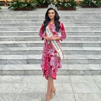 Harashta, atau yang akrab disapa Tata, mengenakan kebaya merah-putih dari koleksi Roemah Kebaya Vielga saat mengikuti perayaan HUT RI Ke-79 di Istana Merdeka, Jakarta Pusat, Sabtu (17/8/2024). Foto: Instagram/@harashtata @officialputeriindonesia