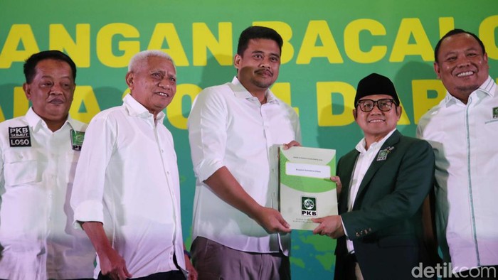 Ketua Umum PKB Muhaimin Iskandar memberikan surat rekomendasi B.1 KWK kepada Walikota Medan Bobby Nasution dan Bupati Asahan Surya untuk Maju sebagai Cagub dan Cawagub Sumut Pilkada 2024, di Jakarta, Minggu (18/8/2024).