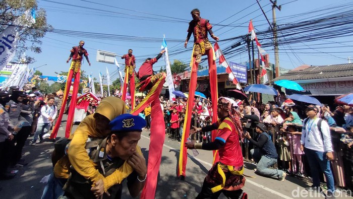 Momen pemain egrang di Cianjur jatuh