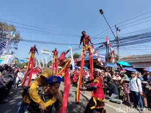 Ngilu! Pemain Egrang Terjatuh Usai Tertabrak Anggota Satpol PP