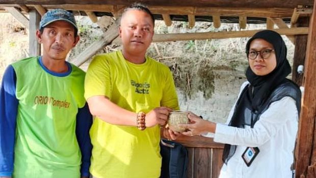 Momen Pupun saat menyerahkan guci antik era dinasti Tang ke BPK wilayah X.