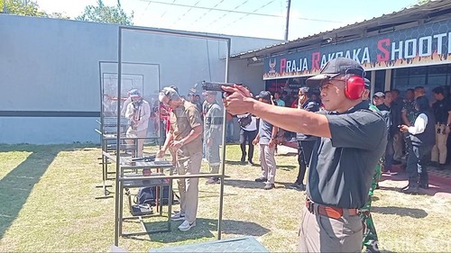 Pangdam IX/Udayana Mayjen Bambang Trisnohadi menjajal pistol Combat 2 di Shooting Range Praja Rakcaka, Sabtu (17/8/2024). (Foto: Aryo Mahendro/detikBali)