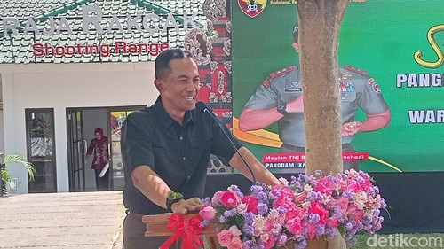 Pangdam IX/Udayana Mayjen Bambang Trisnohadi saat menghadiri acara Shooting Range Praja Racaka Mako Deninteldam IX/Udayana, Sabtu (17/8/2024). (Foto: Aryo Mahendro/detikBali)