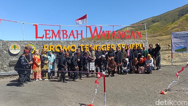 Para pemangku adat Tengger saat mengembalikan nama 3 spot di Bromo termasuk Bukit Teletubbies.