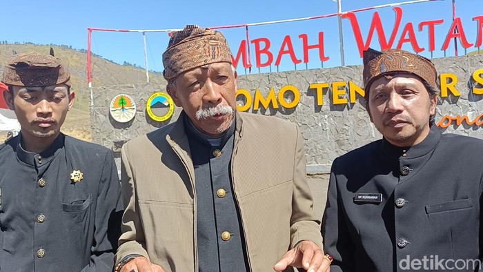 Para pemangku adat Tengger saat mengembalikan nama 3 spot di Bromo termasuk Bukit Teletubbies.