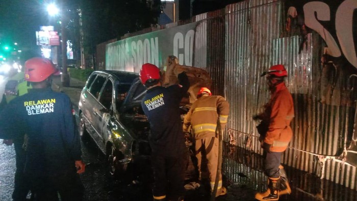 Pemadaman mobil Kia Carens terbakar di Ringroad Concat Sleman, Minggu (18/8/2024)