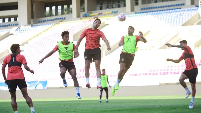 Pemain Persik Kediri saat latihan.
