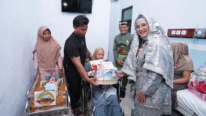 Penampilan Bupati Ipuk menarik perhatian saat mengunjungi bayi yang lahir 17 Agustus 2024.