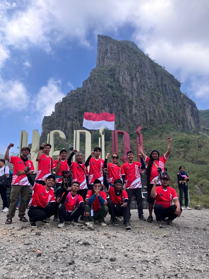 Pengibaran Bendera Raksasa Di Tebing Gunung Kelud