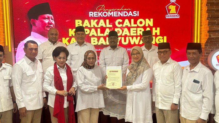 Penyerahan rekomendasi Gerindra kepada bacakada di Jatim.