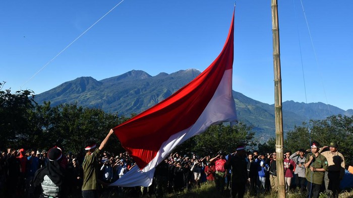 Sejumlah pendaki mengikuti upacara bendera di kawasan Puncak Bayangan Gunung Penanggungan, Kabupaten Mojokerto, Jawa Timur, Sabtu (17/8/2024). Ratusan pendaki dari berbagai daerah melakukan pendakian dan mengikuti upacara memperingati HUT ke-79 RI di gunung tersebut. ANTARA FOTO/Siswowidodo/rwa.