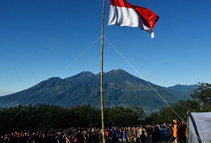 Sejumlah pendaki mengikuti upacara bendera di kawasan Puncak Bayangan Gunung Penanggungan, Kabupaten Mojokerto, Jawa Timur, Sabtu (17/8/2024). Ratusan pendaki dari berbagai daerah melakukan pendakian dan mengikuti upacara memperingati HUT ke-79 RI di gunung tersebut. ANTARA FOTO/Siswowidodo/rwa.