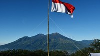 Ratusan pendaki dari berbagai daerah melakukan pendakian dan mengikuti upacara memperingati HUT ke-79 RI di gunung tersebut.