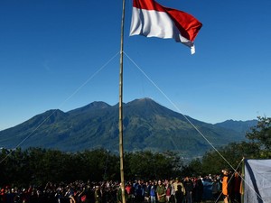 5 Upacara Bendera Paling Unik di Indonesia: dari Bawah Laut Hingga Puncak Gunung